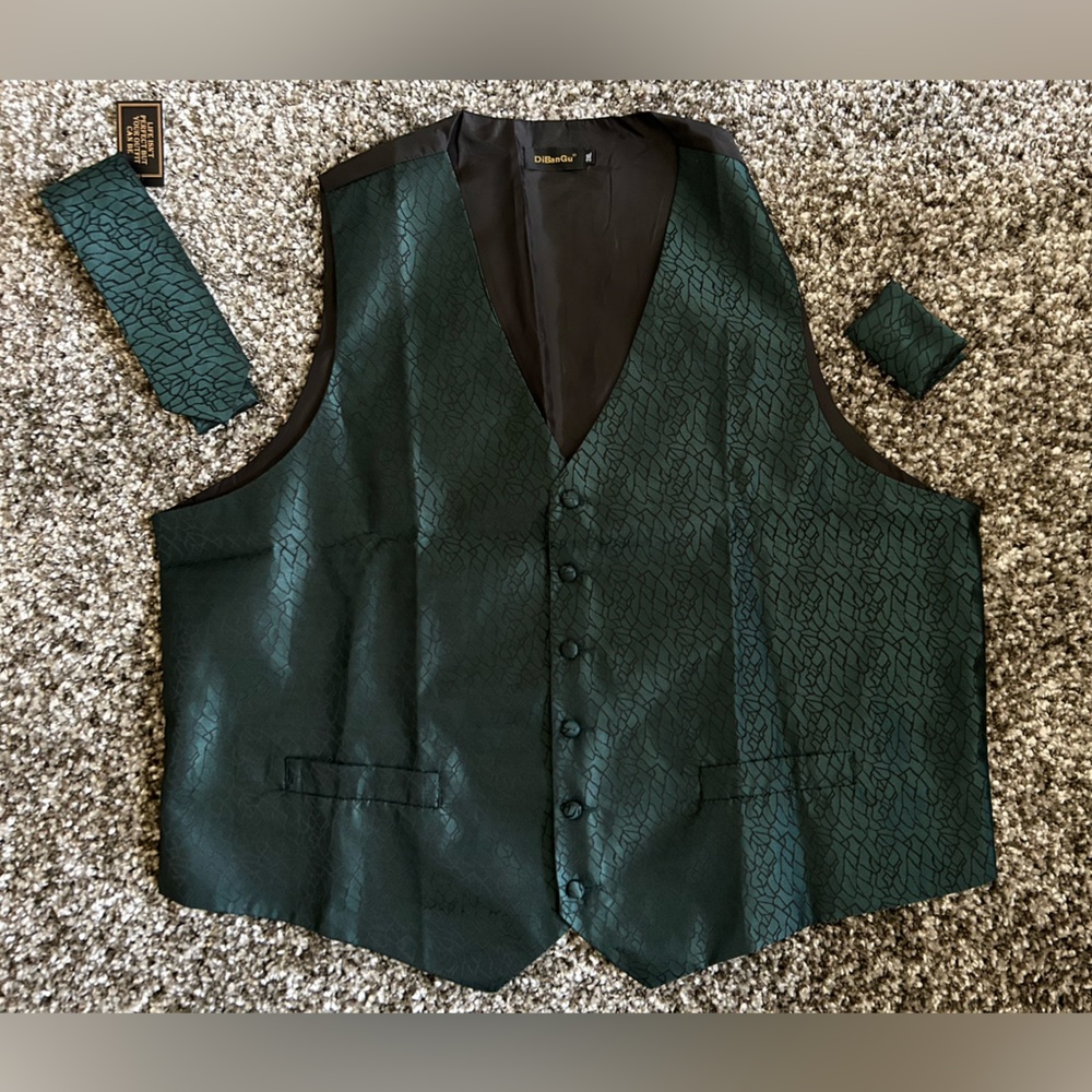New Mens 5 Piece Tuxedo Set Emerald Green: Vest,Tie, Clip,Pocket Square,&Links